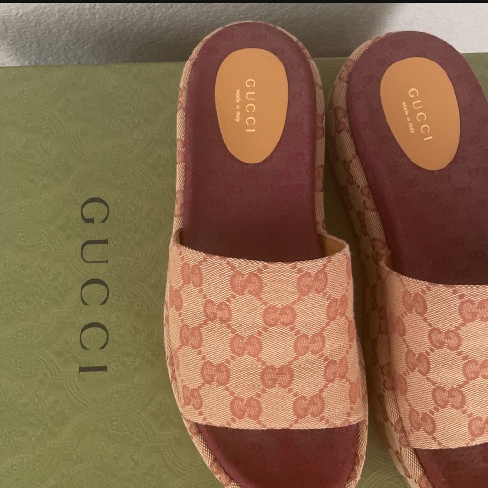 Gucci slides ! Great great condition! Similar styles selling for $750.